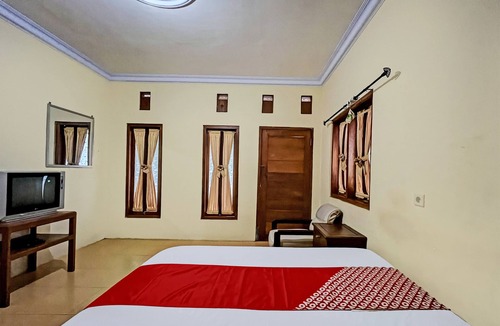 Mojokerto Hotel | OYO 93422 Villa Tirto