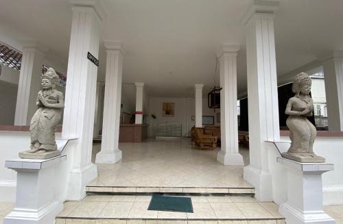 Teuku Umar Hotel | OYO 94705 Puri Queen Dua