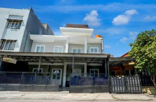 Blitar Hotel | OYO 94818 Sabina House Syariah