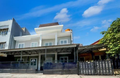 Blitar Hotel | OYO 94818 Sabina House Syariah