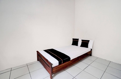 Siwalankerto Hotel | OYO 95041 Griya Indah Homestay