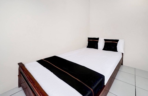 Siwalankerto Hotel | OYO 95041 Griya Indah Homestay