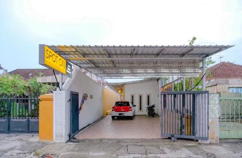 Blitar Hotel | OYO Life 2417 Melati Residence
