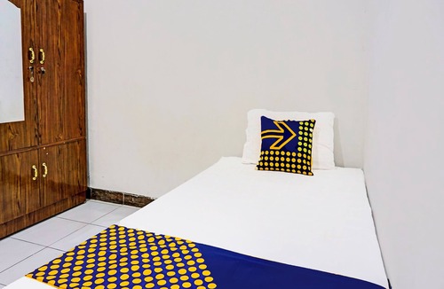 Pandaan Hotel | OYO Life 91896 Kost Bu Dewi Syariah