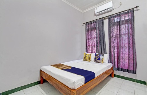 Ngaglik Hotel | OYO Life 92575 Zazi Homestay