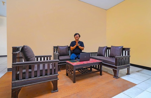 Sumber Hotel | OYO Life 92641 Guest House Palinggihan Ii