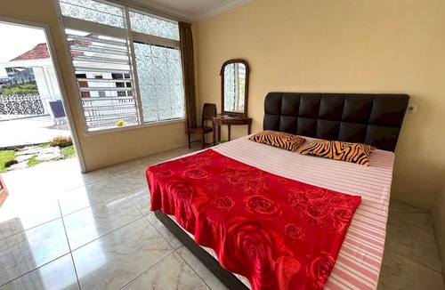 Pasuruan Hotel | OYO LIFE 92844 Penginapan Cibodas
