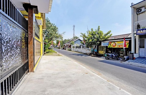 Prigen Hotel | OYO Life 92920 Rumah Kost Azca