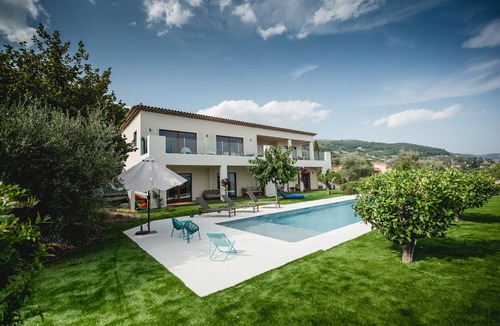 Tourrettes-sur-Loup Villa | Panoramic seaview. Walk to medieval village. 25min to Nice airport.