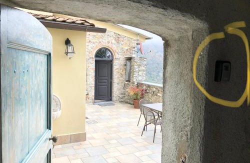 Fosdinovo Apartment | Papiriana la casa del borgo breathtaking sea wiew