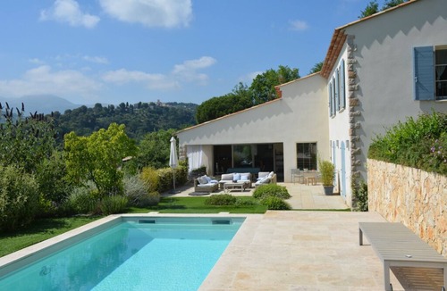 Saint-Paul-de-Vence Villa | Peaceful designed modern villa nestles in St Paul de Vence