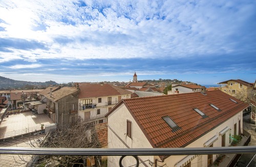 Bomerano Apartment | Penthouse with Terrace—Hakuna Matata in Sentieri