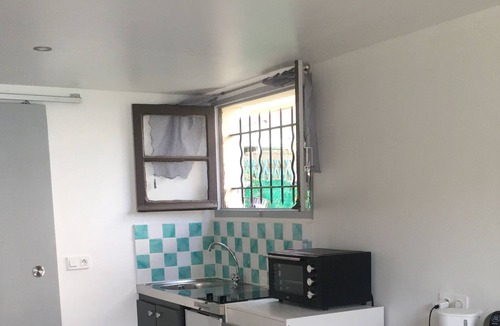 Golfe Juan Condo | Petit Studio Neuf , Bien Équipé; Golf Juan Centre