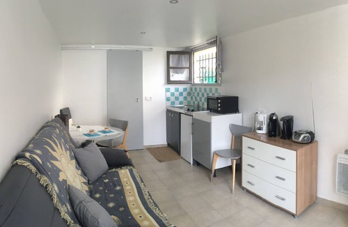 Golfe Juan Condo | Petit Studio Neuf , Bien Équipé; Golf Juan Centre