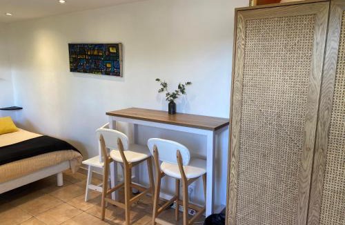 Nice House | Petite chambre indépendante avec sdb, clim et parking privé