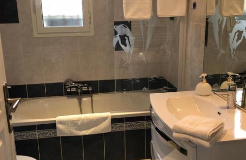 Peymeinade House | Petite maisonette adossee mais independante avec piscine
