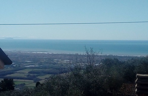 Pedona House | Pink house in Versilia hills with garden and holistic massage service
