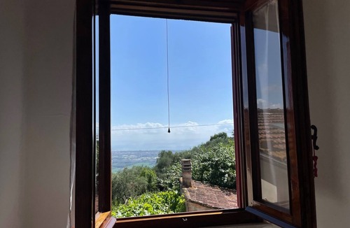 Pedona House | Pink house in Versilia hills with garden and holistic massage service