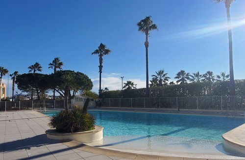 Frejus Port Apartment | Port FREJUS T3 70m2 double garage Sea view Direct access to the beach Swimming pool A dream stay for 4 privileged people