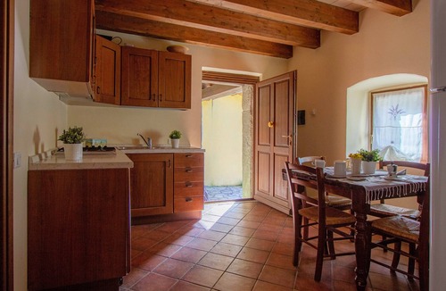 Gassano House | Pretola stone house 12 pax w/prv pool & view