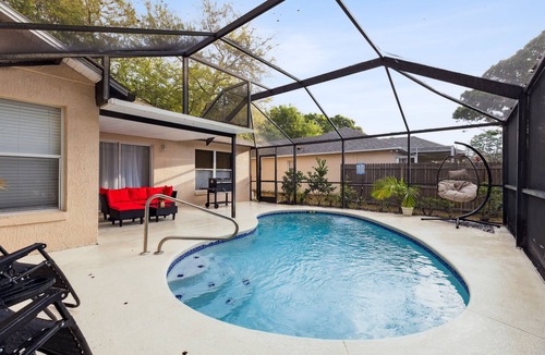 Ocoee Apartment | Queen Guest Suite with Pool View and Nearby Lake