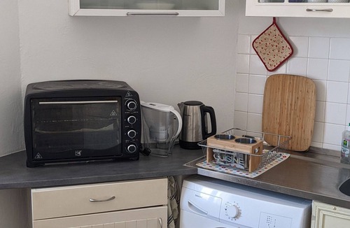 Liberation Apartment | Quiet and bright three minutes from shops and streetcar