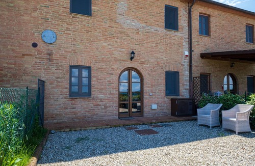 Buonconvento Villa | Quiet country house with swimming pool. A stone's throw from Chianti