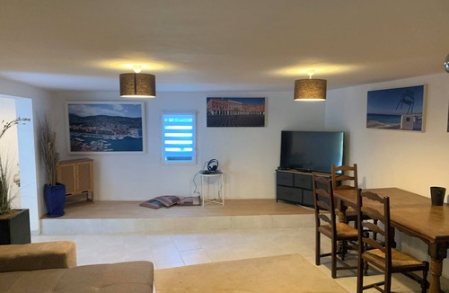 Contes House | Quiet, pleasant accommodation with all comforts, pets welcome.