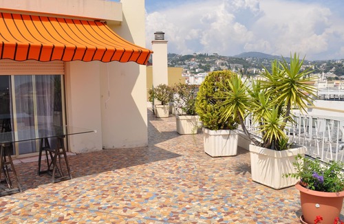 Saint-Sylvestre Apartment | Quiet rooftop villa 2 min walk from the tram stop