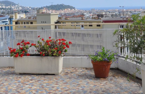 Saint-Sylvestre Apartment | Quiet rooftop villa 2 min walk from the tram stop