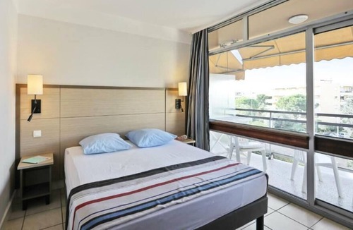 Saint-Laurent-du-Var Apartment | Résidence Pierre & Vacances Héliotel Marine - Apartment for 6 people - 1 bedroom + 1 sleeping area - Air conditioning