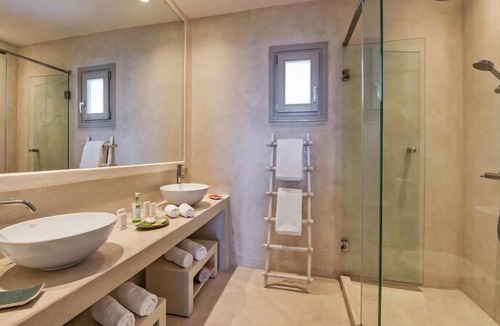Kamari Villa | R 3297 Villa Harvey With Alarm Clock ,Air Conditioning & Beach Towels.