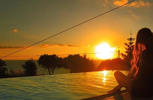 Kamari Villa | R 3297 Villa Harvey With Alarm Clock ,Air Conditioning & Beach Towels.