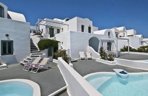 Fira Villa | R 3411 Villa Jacey With Bath Amenities ,Kitchen & Sitting Area.