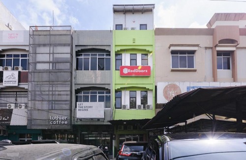 Palembang Hotel | RedDoorz at Jalan Bangau Palembang