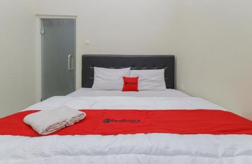 Gubeng Hotel | RedDoorz at Ngaggel Jaya Surabaya
