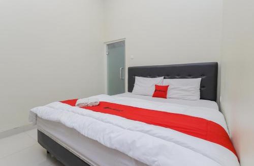 Gubeng Hotel | RedDoorz at Ngaggel Jaya Surabaya