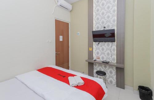 Gubeng Hotel | RedDoorz at Ngaggel Jaya Surabaya