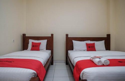 Grogol Hotel | RedDoorz at Solo Baru