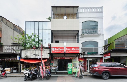 Bogor Tengah Hotel | RedDoorz at Terus Manis Suryakencana