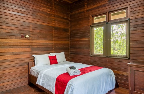 Ciwaru Hotel | RedDoorz @ Geopark Ciletuh Sukabumi