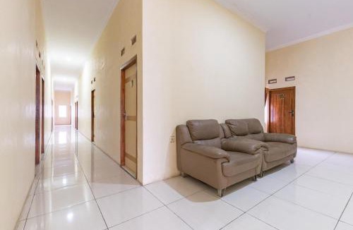 Tegal Hotel | RedDoorz Near Alun Alun Slawi
