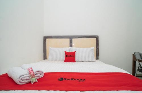 Serang Hotel | RedDoorz near Bundaran Ciceri