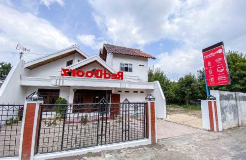 Oro Oro Ombo Hotel | RedDoorz near Eco Green Park Batu