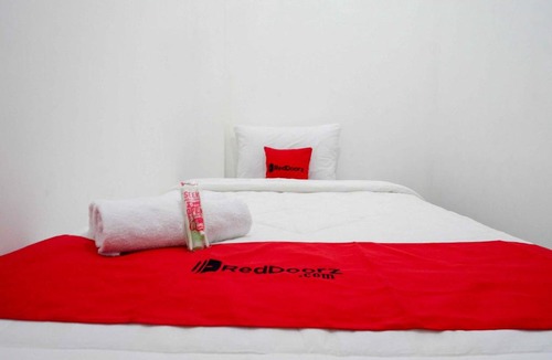 Semarang Hotel | RedDoorz near GOR Jatidiri Semarang
