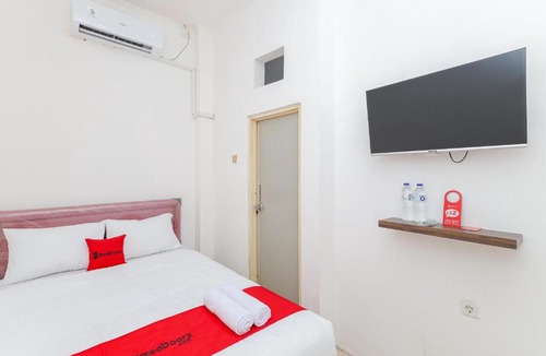Serang Hotel | RedDoorz near Pasar Lama Serang