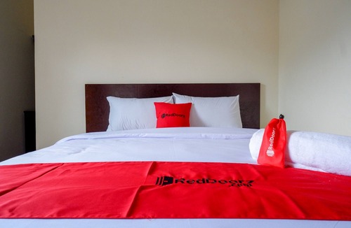 Karanganyar Hotel | RedDoorz near Stadion 45 Karanganyar