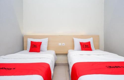 Batang Hotel | RedDoorz near Stasiun Batang
