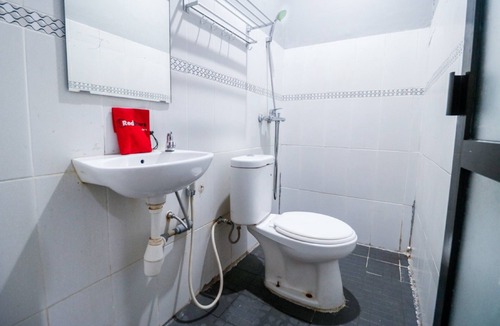 Balikpapan Hotel | RedDoorz near Terminal Batu Ampar