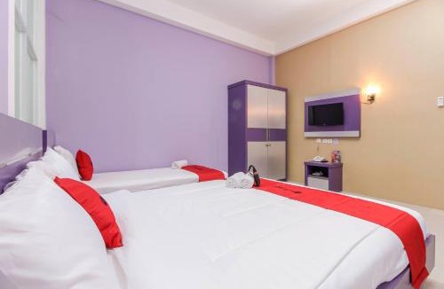 Bekasi Timur Hotel | RedDoorz Plus near Stasiun Bekasi